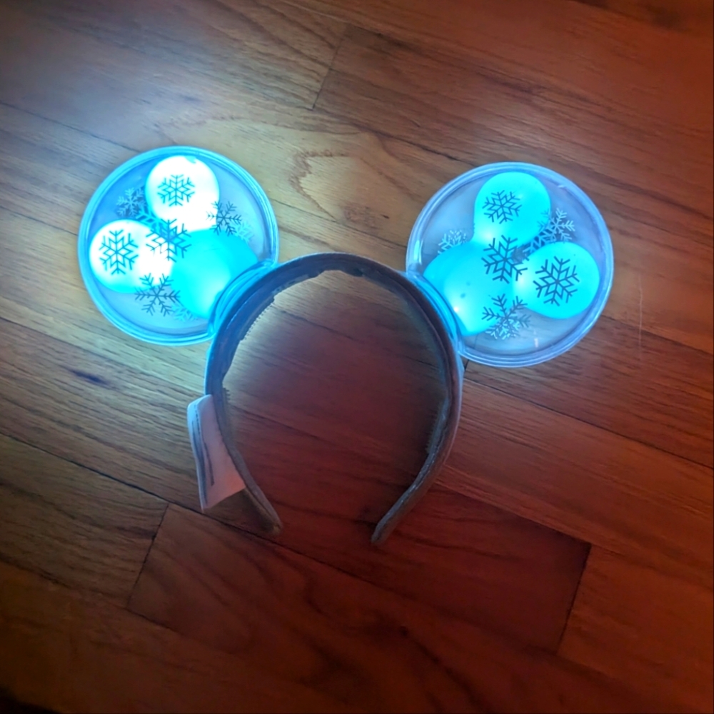Disney Mickey Mouse Holiday Snowflake Globe Light Up Ears Headband Balloon Ears